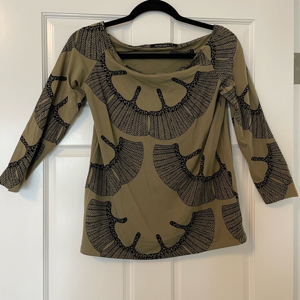 EUC manaola top size medium